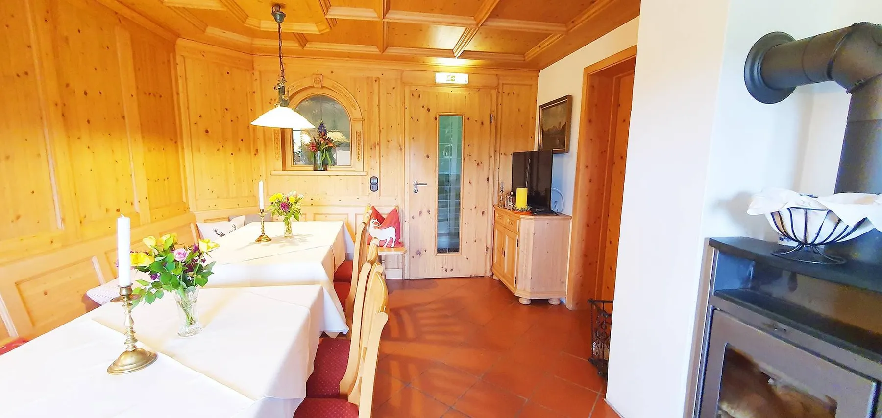 Ein Tisch in der Stube neben dem Ofen