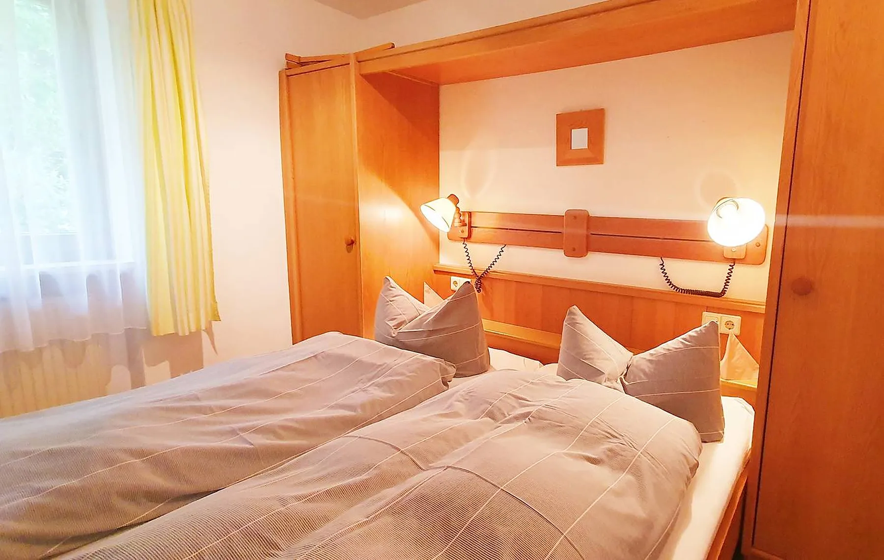 Zimmer mit Holzrahmen über dem Bett